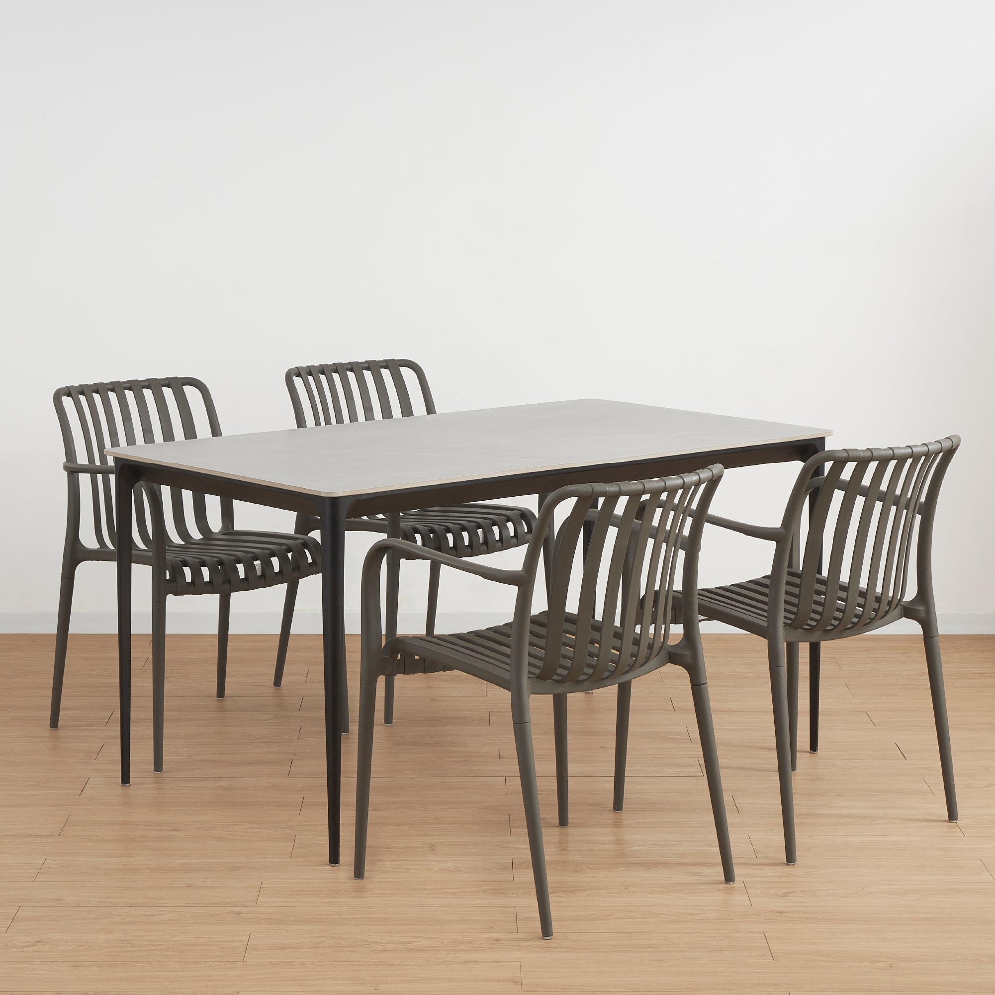 RUTH + WENDY | Conjunto de mesa 140x80 cm en cerámica sinterizada y 4 o 6 sillas de polipropileno para interior y exterior