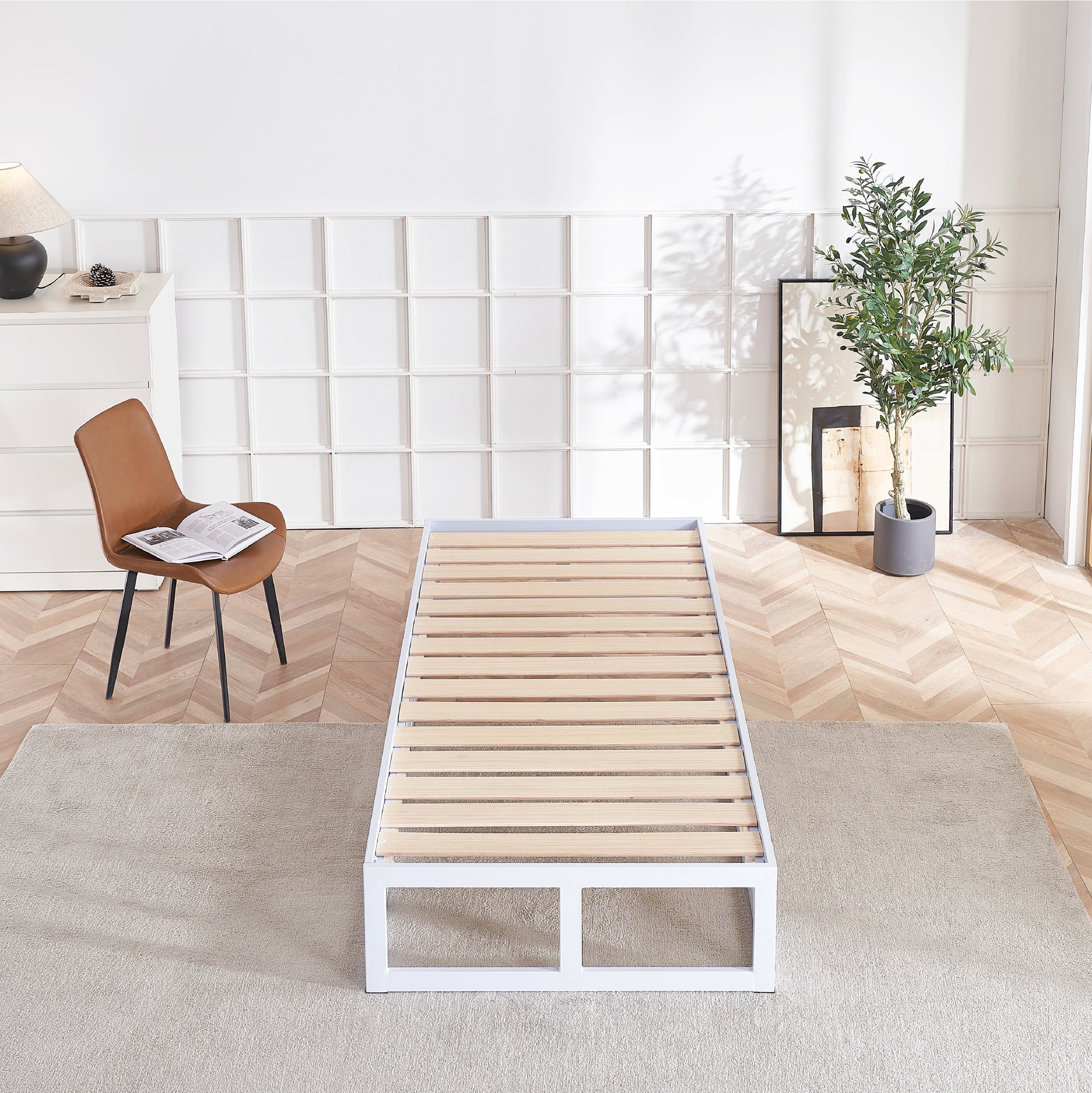 HARUKI - Letto con struttura metallica e doghe in legno naturale, spazio contenitivo di 31,8 cm - Nero o Bianco
