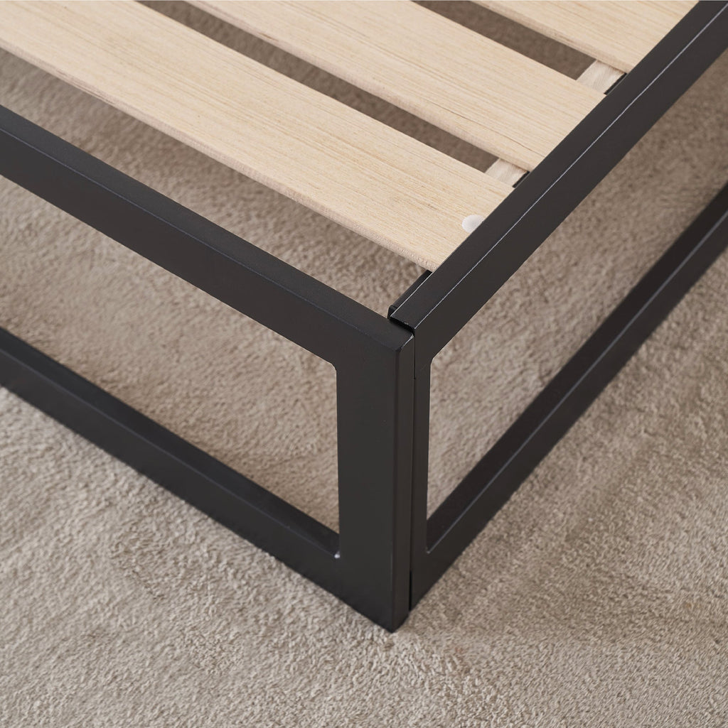 HARUKI - Letto con struttura metallica e doghe in legno naturale, spazio contenitivo di 31,8 cm - Nero o Bianco