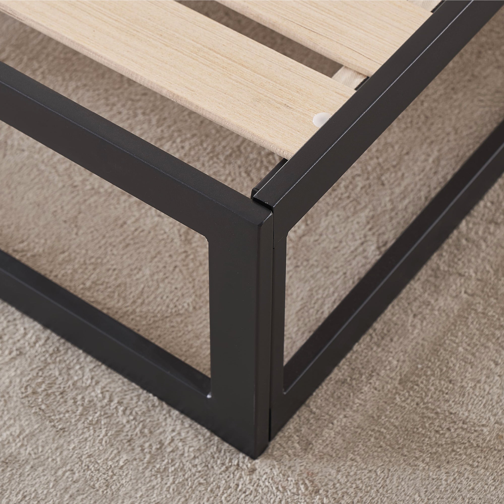 HARUKI - Letto con struttura metallica e doghe in legno naturale, spazio contenitivo di 31,8 cm - Nero o Bianco