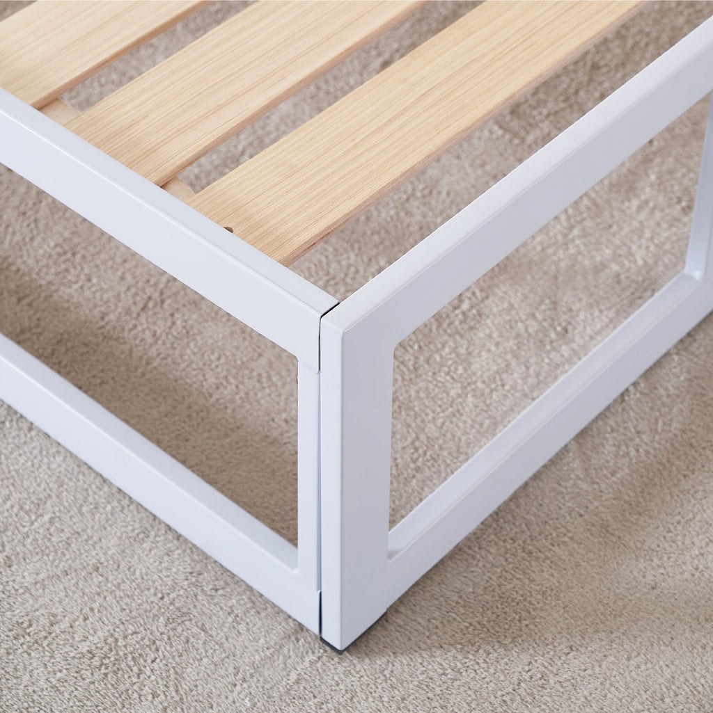 HARUKI - Letto con struttura metallica e doghe in legno naturale, spazio contenitivo di 31,8 cm - Nero o Bianco