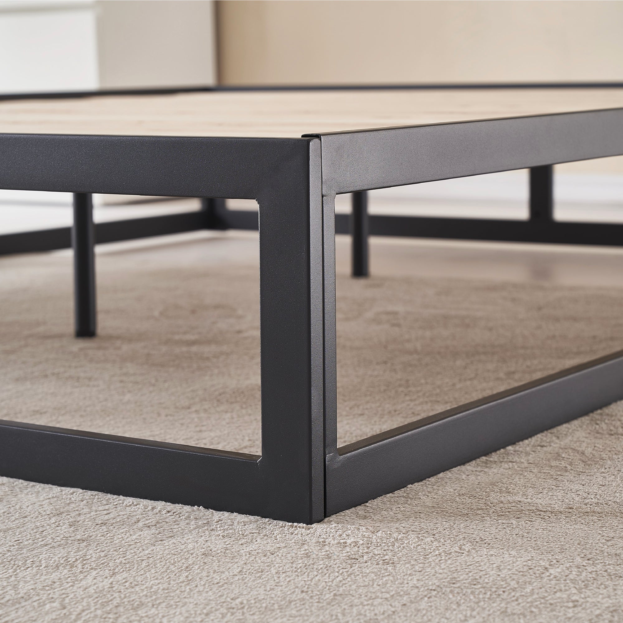 HARUKI - Letto con struttura metallica e doghe in legno naturale, spazio contenitivo di 31,8 cm - Nero o Bianco