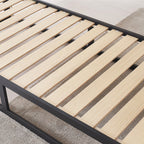 HARUKI - Letto con struttura metallica e doghe in legno naturale, spazio contenitivo di 31,8 cm - Nero o Bianco