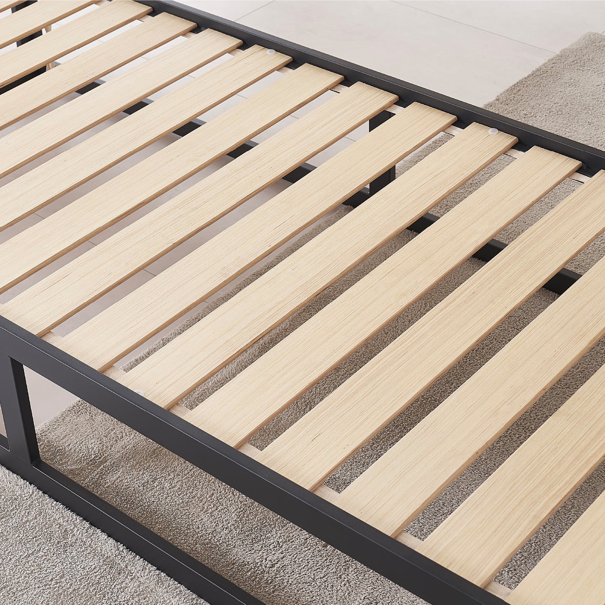HARUKI - Letto con struttura metallica e doghe in legno naturale, spazio contenitivo di 31,8 cm - Nero o Bianco