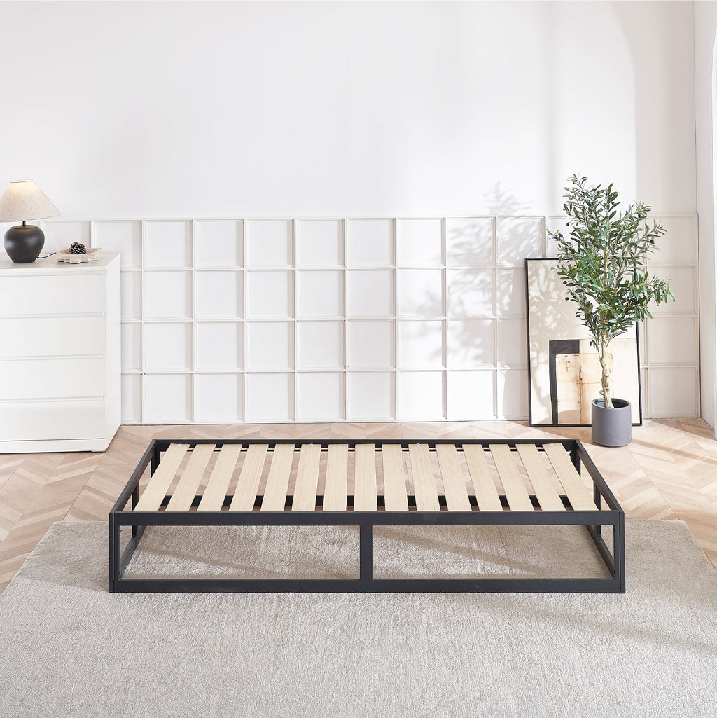 HARUKI - Letto con struttura metallica e doghe in legno naturale, spazio contenitivo di 31,8 cm - Nero o Bianco