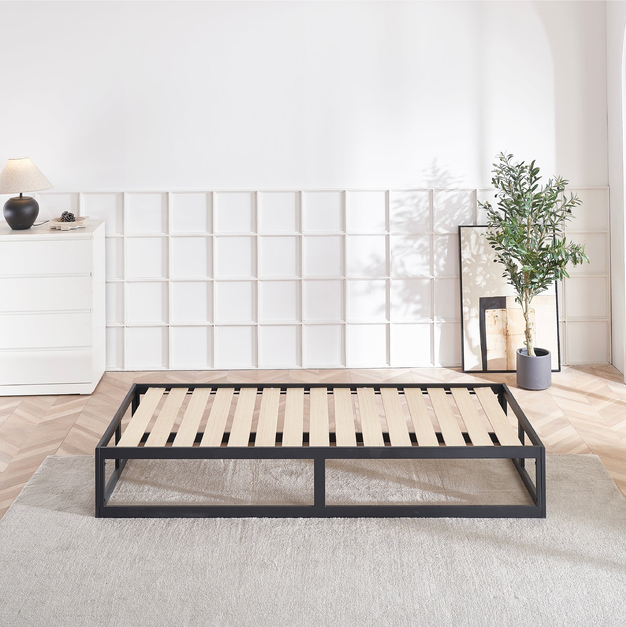 HARUKI - Letto con struttura metallica e doghe in legno naturale, spazio contenitivo di 31,8 cm - Nero o Bianco