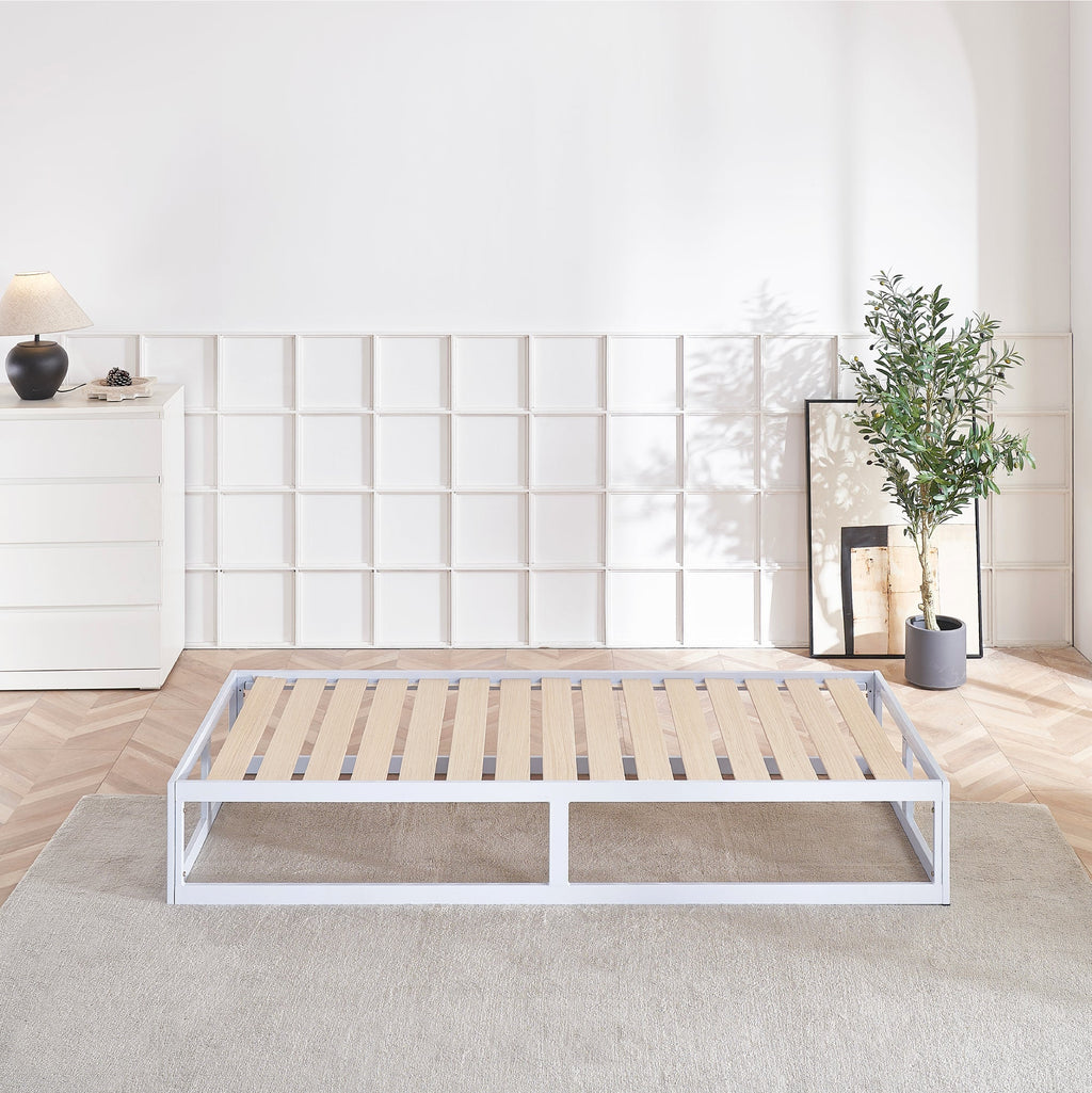 HARUKI - Letto con struttura metallica e doghe in legno naturale, spazio contenitivo di 31,8 cm - Nero o Bianco