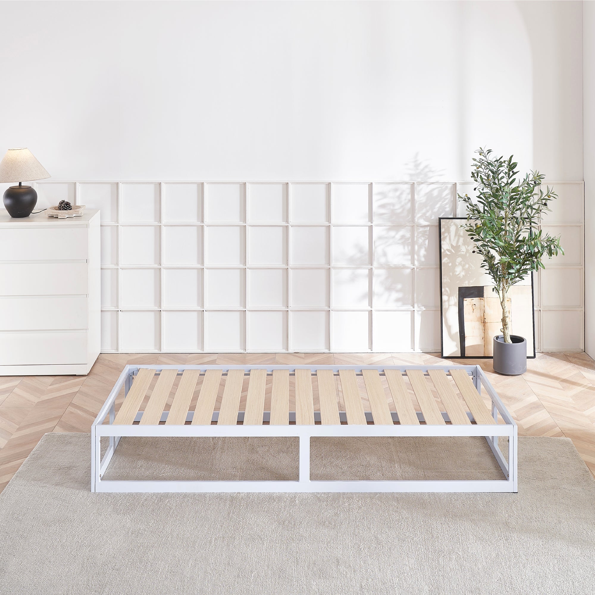 HARUKI - Letto con struttura metallica e doghe in legno naturale, spazio contenitivo di 31,8 cm - Nero o Bianco