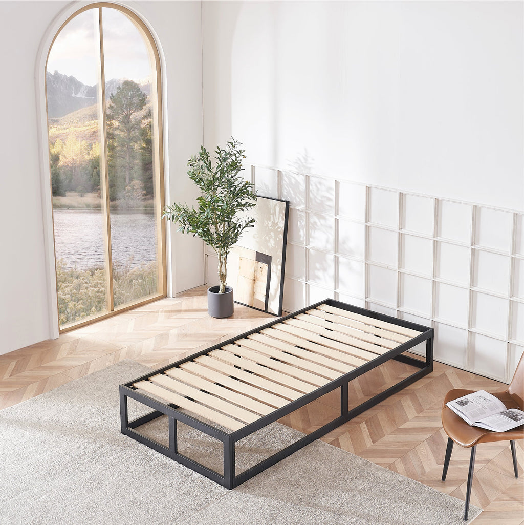 HARUKI - Letto con struttura metallica e doghe in legno naturale, spazio contenitivo di 31,8 cm - Nero o Bianco