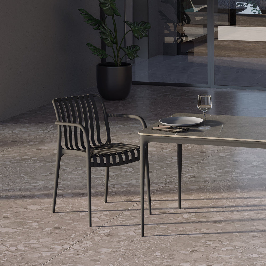 RUTH + WENDY | Conjunto de mesa 140x80 cm en cerámica sinterizada y 4 o 6 sillas de polipropileno para interior y exterior