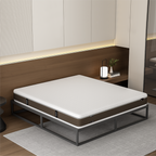 Materasso su una struttura letto in una camera da letto.