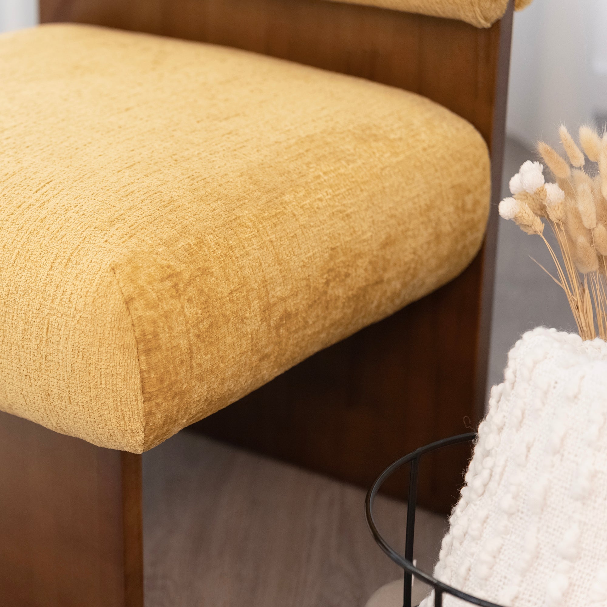 Leah – Cadeirão Acolchoado com Espuma de Alta Densidade 40 kg/m³, Estrutura em Madeira de Bétula, Design Escandinavo, 60x60x75 cm