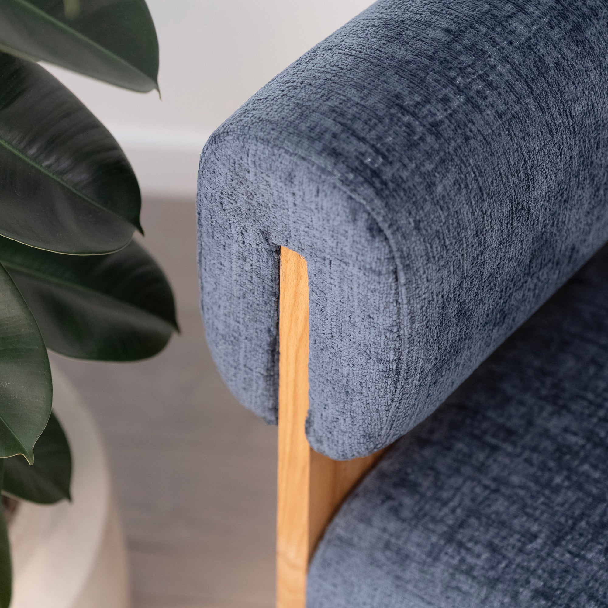 Leah – Cadeirão Acolchoado com Espuma de Alta Densidade 40 kg/m³, Estrutura em Madeira de Bétula, Design Escandinavo, 60x60x75 cm