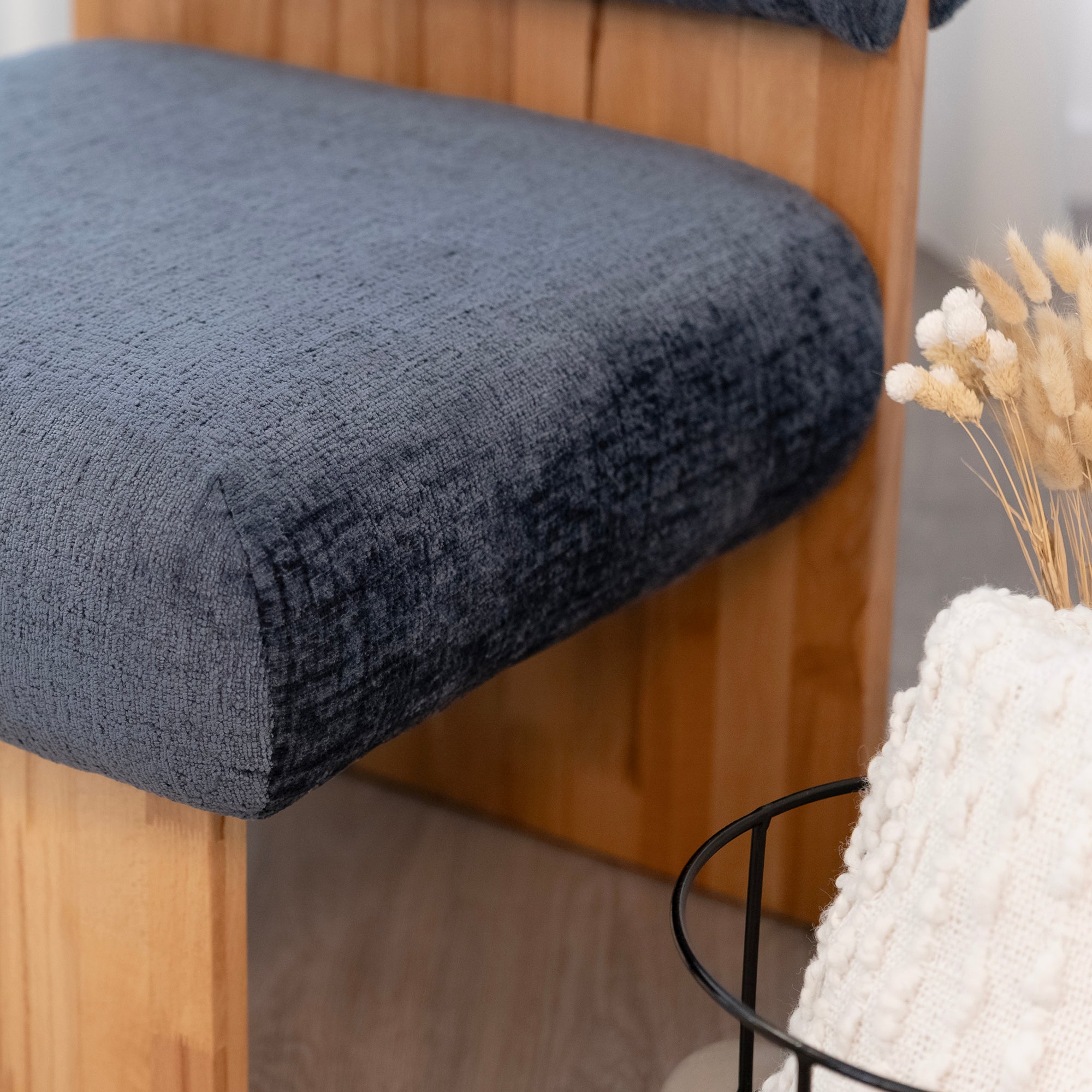 Leah – Cadeirão Acolchoado com Espuma de Alta Densidade 40 kg/m³, Estrutura em Madeira de Bétula, Design Escandinavo, 60x60x75 cm