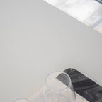 GAVIN - Mesa de bar 110x50 cm, altura 105 cm, con 2 estantes y portacopas, estructura de acero, estilo industrial, negro