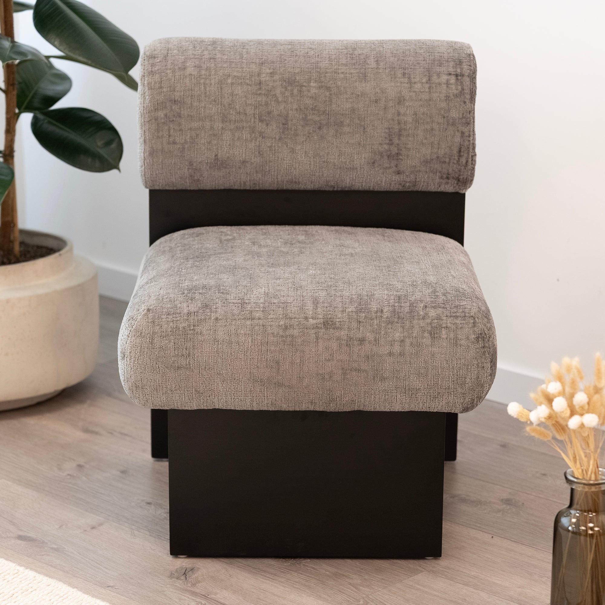 Leah – Cadeirão Acolchoado com Espuma de Alta Densidade 40 kg/m³, Estrutura em Madeira de Bétula, Design Escandinavo, 60x60x75 cm