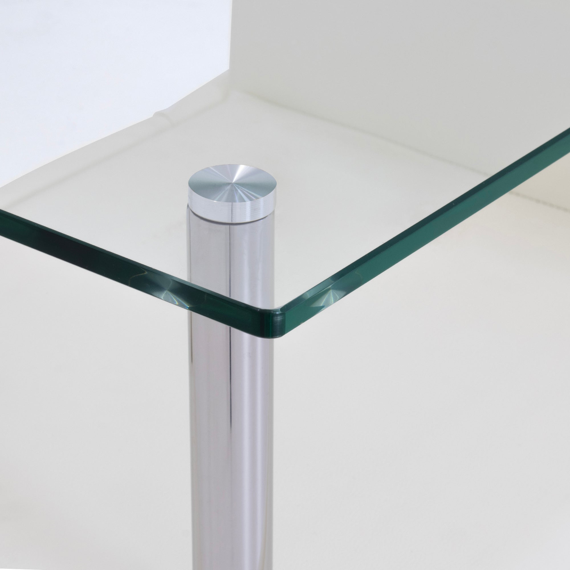 AMOUR - Mesa de cabeceira estofada branca com capitoné, tampo de vidro e botões efeito diamante preto