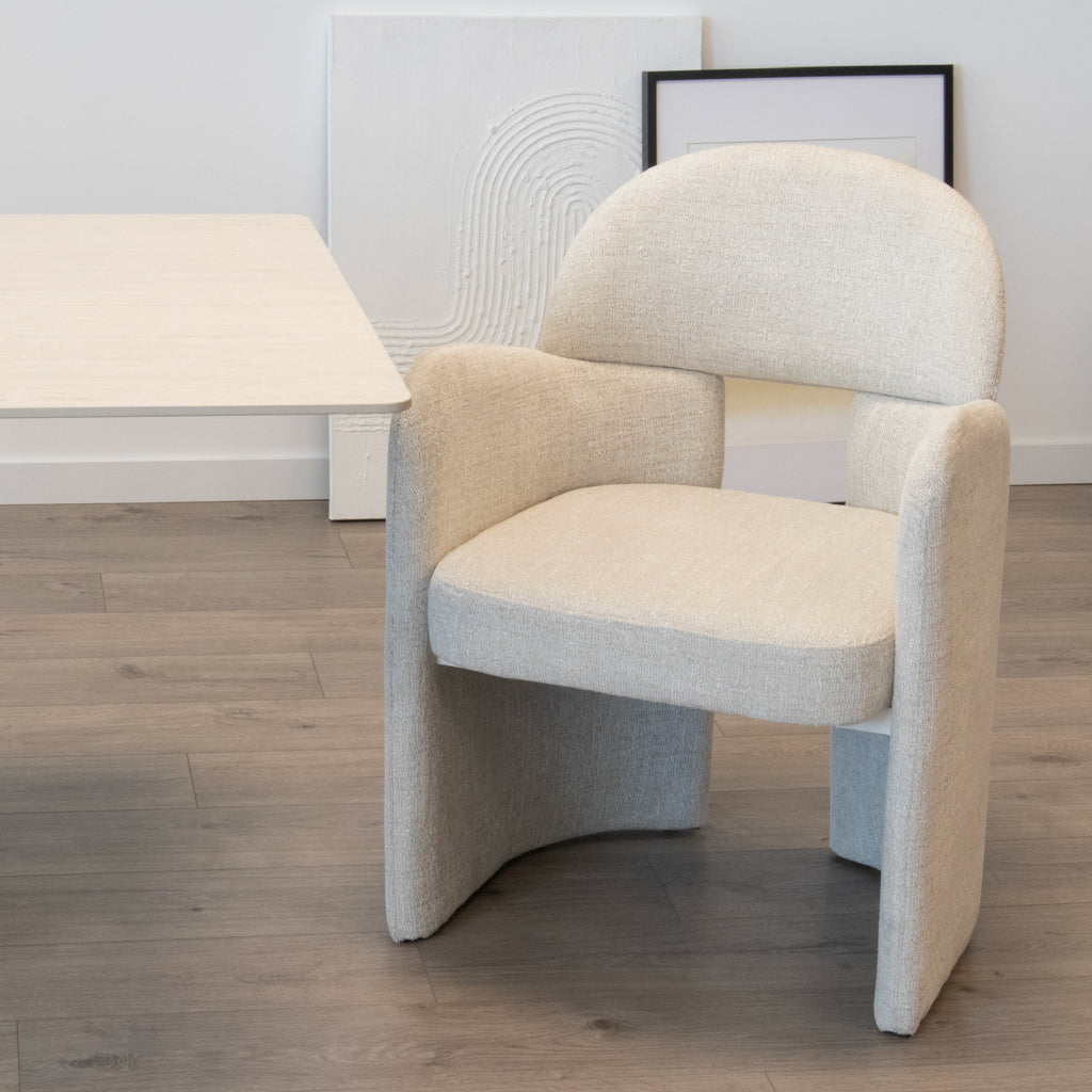 FRANCIS - Conjunto de 2 sillas de comedor tapizadas en tejido gris claro con reposabrazos y estructura metálica