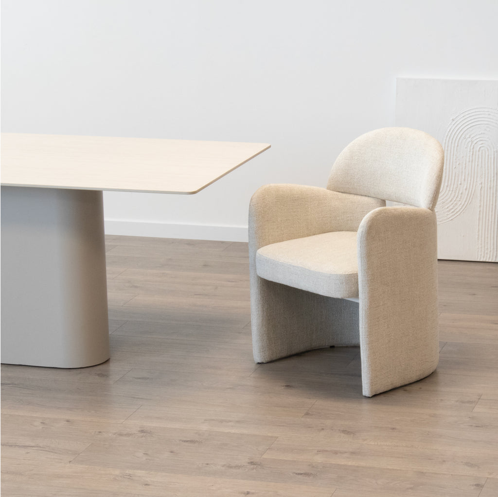 FRANCIS - Conjunto de 2 sillas de comedor tapizadas en tejido gris claro con reposabrazos y estructura metálica