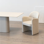 FRANCIS - Conjunto de 2 sillas de comedor tapizadas en tejido gris claro con reposabrazos y estructura metálica