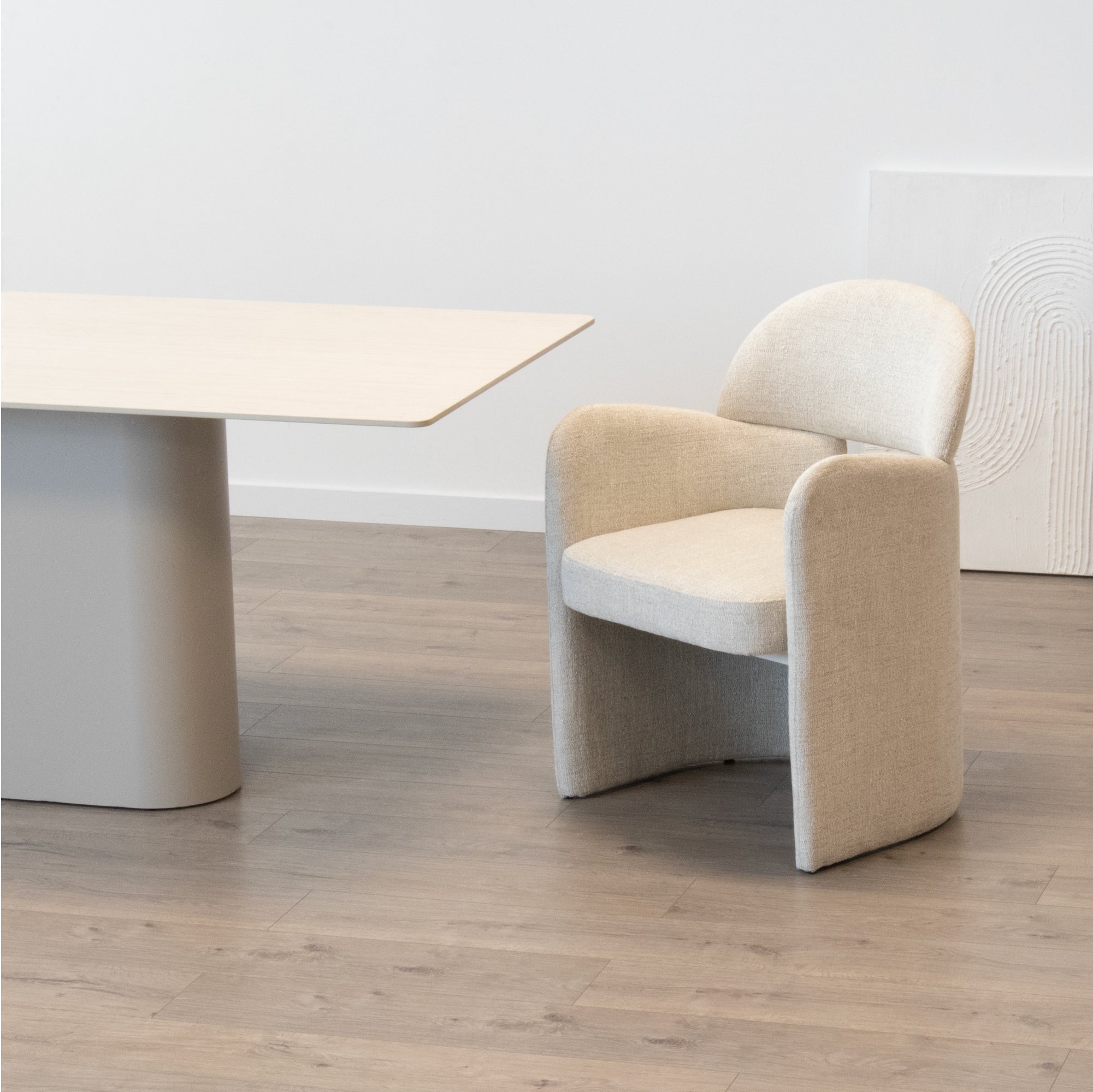 FRANCIS - Conjunto de 2 sillas de comedor tapizadas en tejido gris claro con reposabrazos y estructura metálica
