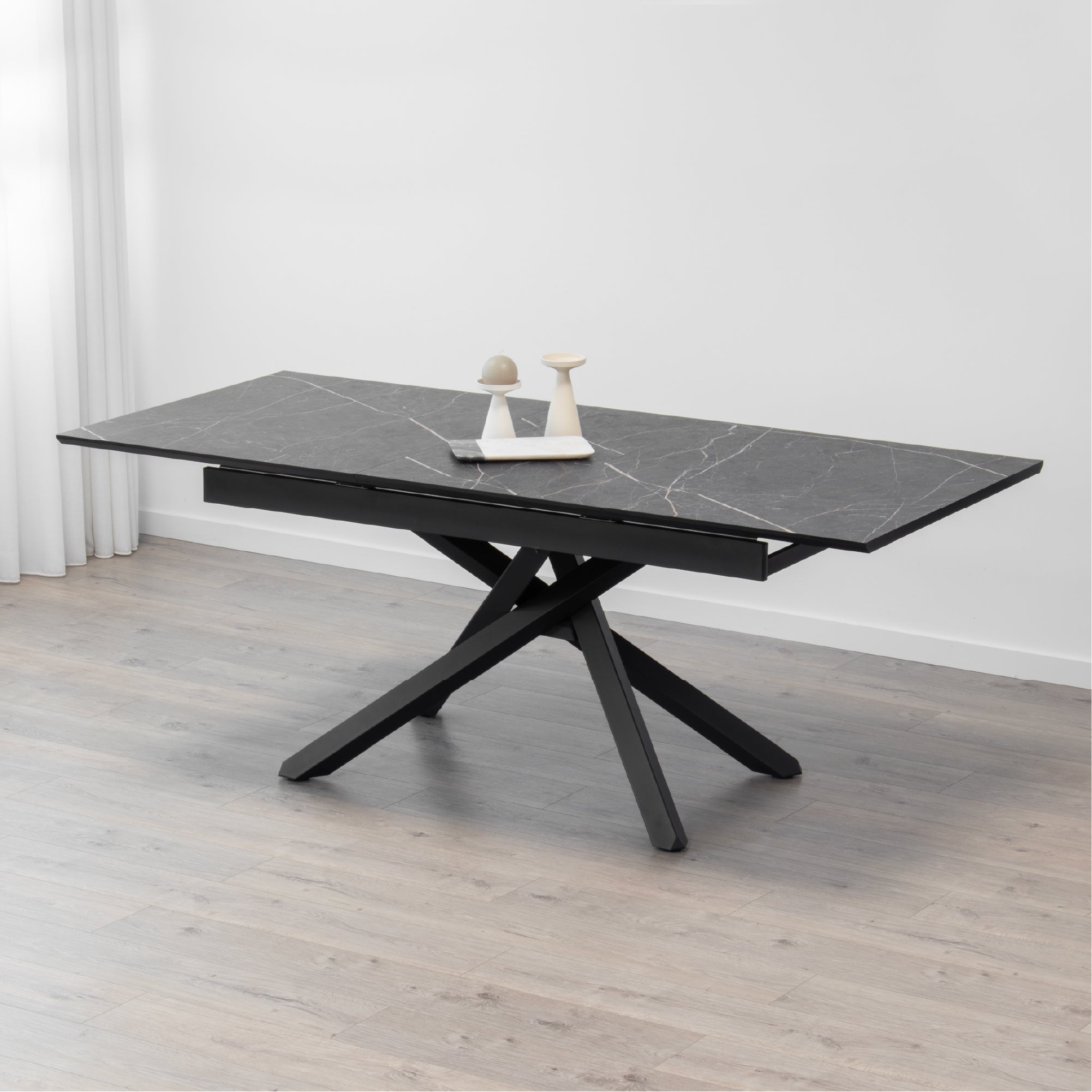 TAYLOR - Mesa de comedor/cocina extensible con tablero de 2,5 cm en melamina con efecto mármol y estructura de metal negro