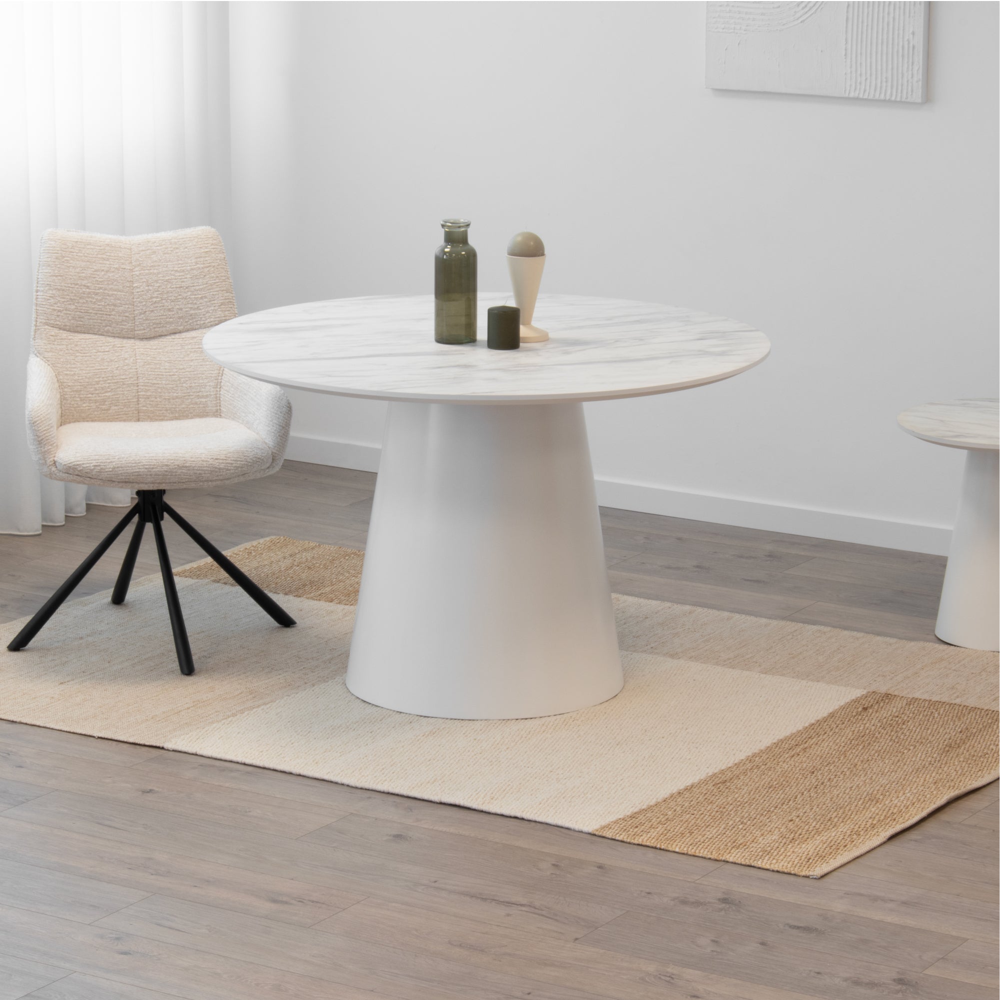 SYLVIA - Mesa de jantar com tampo em melamina efeito mármore e estrutura em MDF branco (Ø120 x 75 cm)