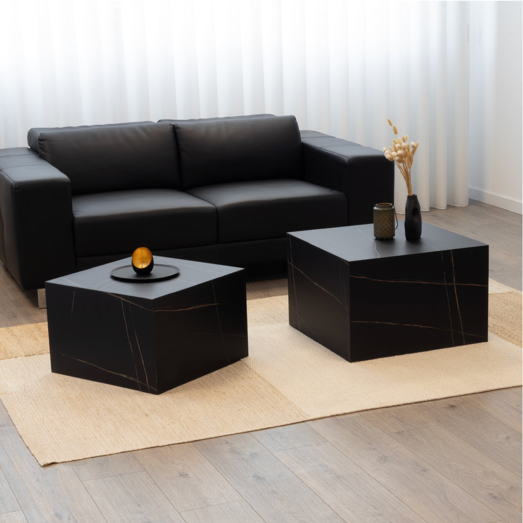 TANEDA - Conjunto de 2 mesas de centro quadradas em MDF preto com veios decorativos – 60 e 51 cm