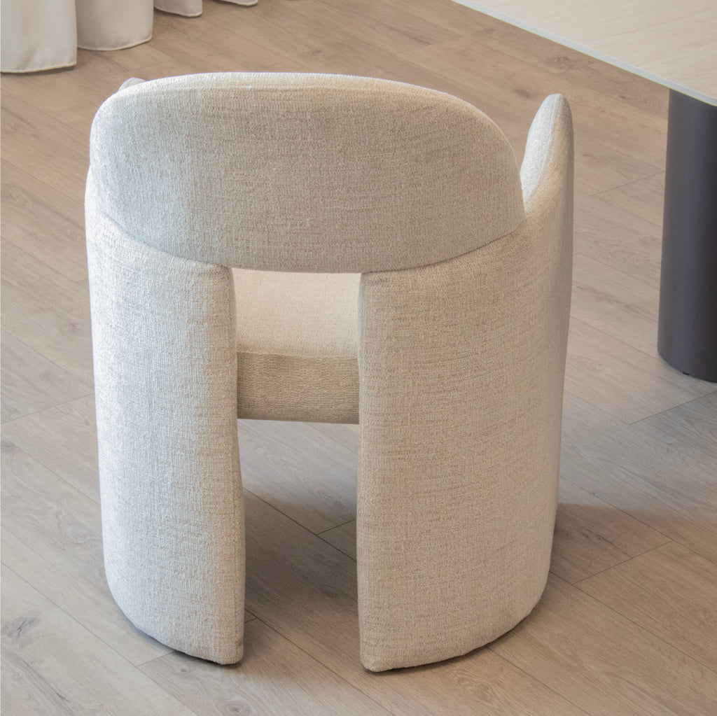 FRANCIS - Conjunto de 2 sillas de comedor tapizadas en tejido gris claro con reposabrazos y estructura metálica