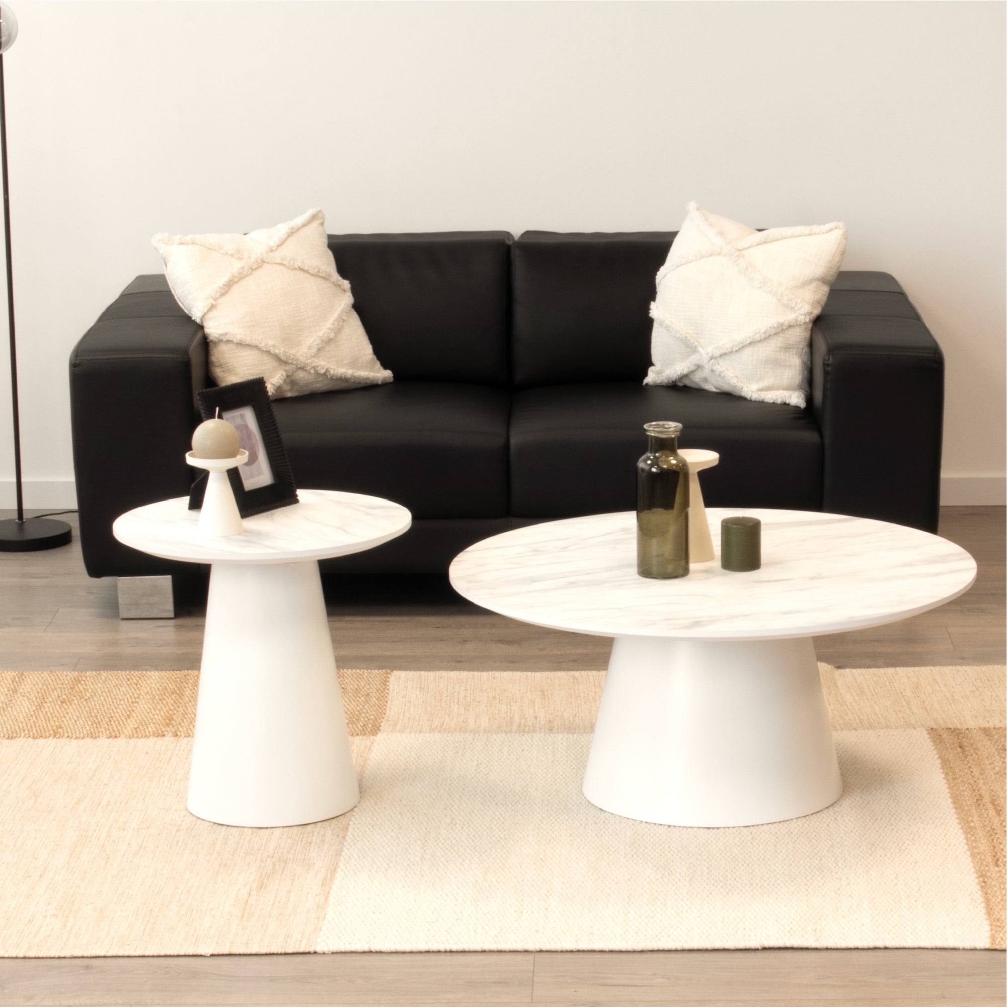 SYLVIA | Conjunto de 2 mesas de café/centro com tampo em melamina de 25 mm efeito mármore e estrutura em MDF branca Ø 90 e Ø 50 cm