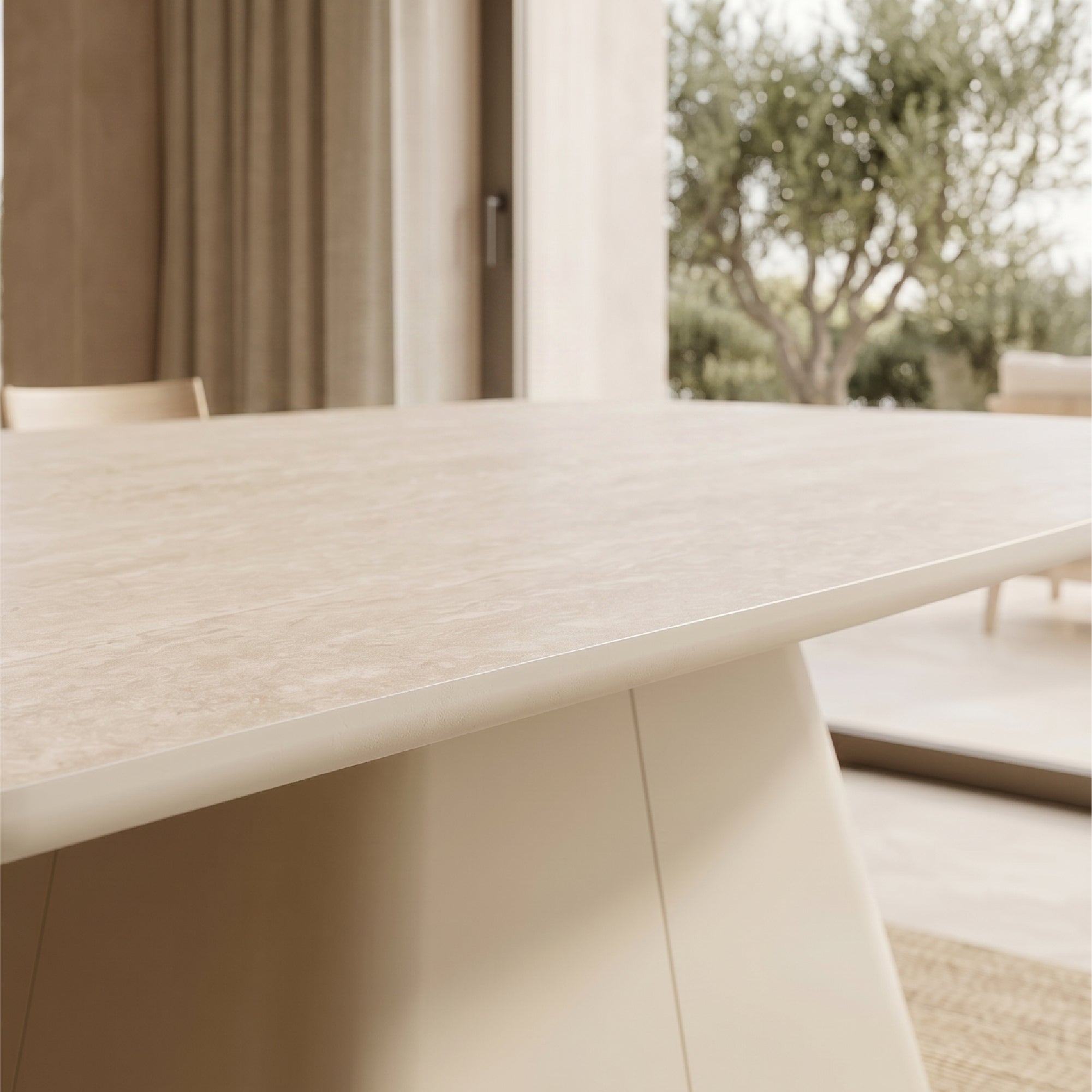 RILKE - Tavolo da pranzo con piano effetto pietra beige chiaro e struttura in metallo color crema