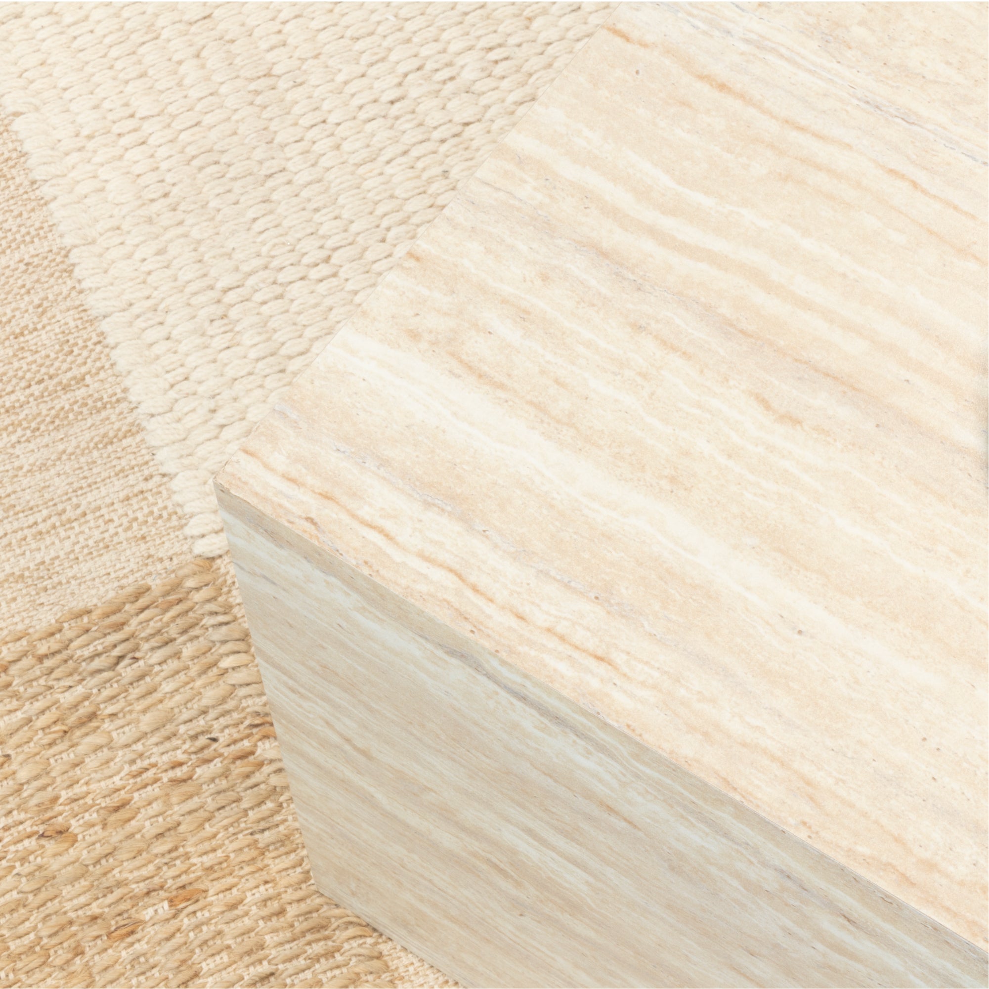 TANEDA - Conjunto de 2 mesas de centro cuadradas en MDF con acabado efecto piedra beige claro - 60 y 51 cm