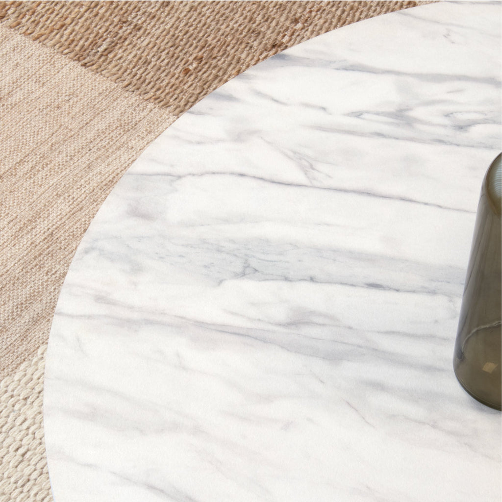SYLVIA - Mesa de centro con tablero de melamina de 25 mm con efecto mármol y estructura de MDF blanca (Ø 90 x 40 cm)