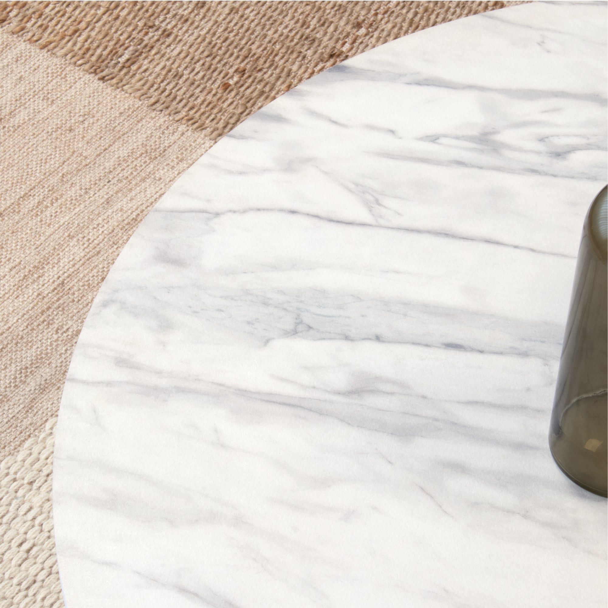 SYLVIA - Mesa de centro con tablero de melamina de 25 mm con efecto mármol y estructura de MDF blanca (Ø 90 x 40 cm)