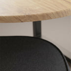 ISMET - Conjunto de mesa e 4 cadeiras de refeição 100 × 100 cm, efeito madeira natural, tecido cinzento e estrutura metálica preta