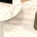 SYLVIA | Conjunto de 2 mesas de café/centro com tampo em melamina de 25 mm efeito mármore e estrutura em MDF branca Ø 90 e Ø 50 cm