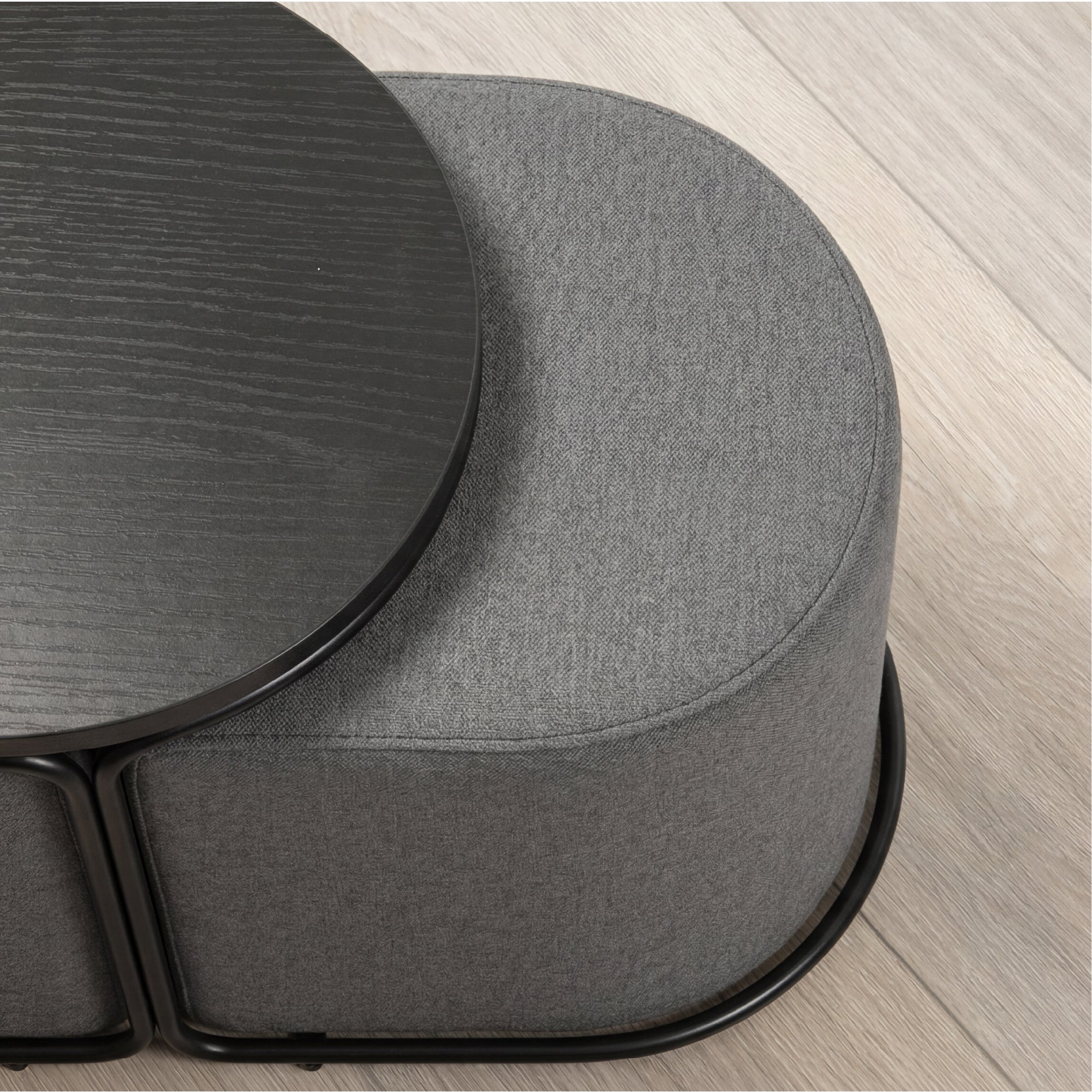 DUNCAN - Mesa de centro efeito madeira preta com 2 bancos em tecido cinzento, 78x34 cm