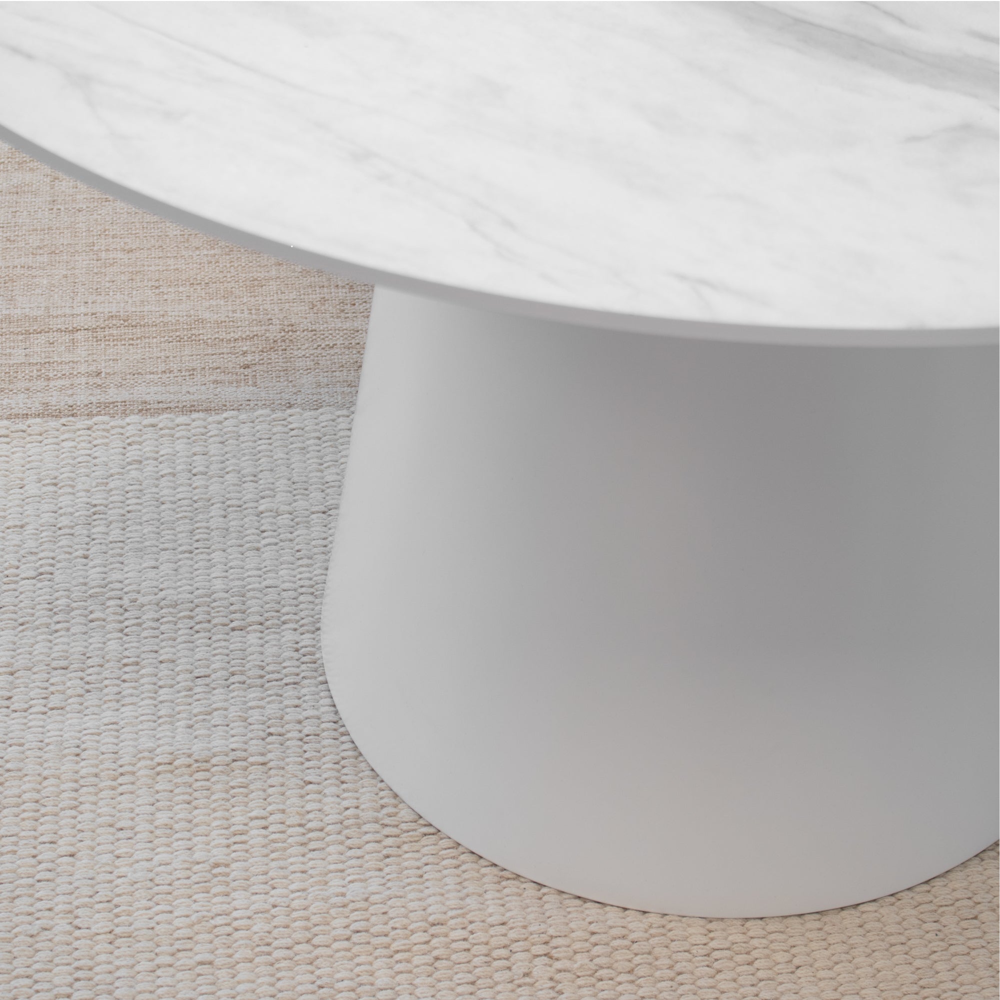 SYLVIA - Mesa de jantar com tampo em melamina efeito mármore e estrutura em MDF branco (Ø120 x 75 cm)