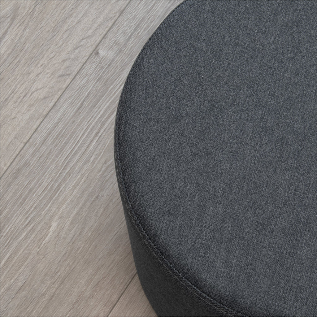 GIGLIO - Mesa de centro con 2 asientos encajables, tablero efecto madera negra y revestimiento en tejido gris oscuro (87x47x45 cm)