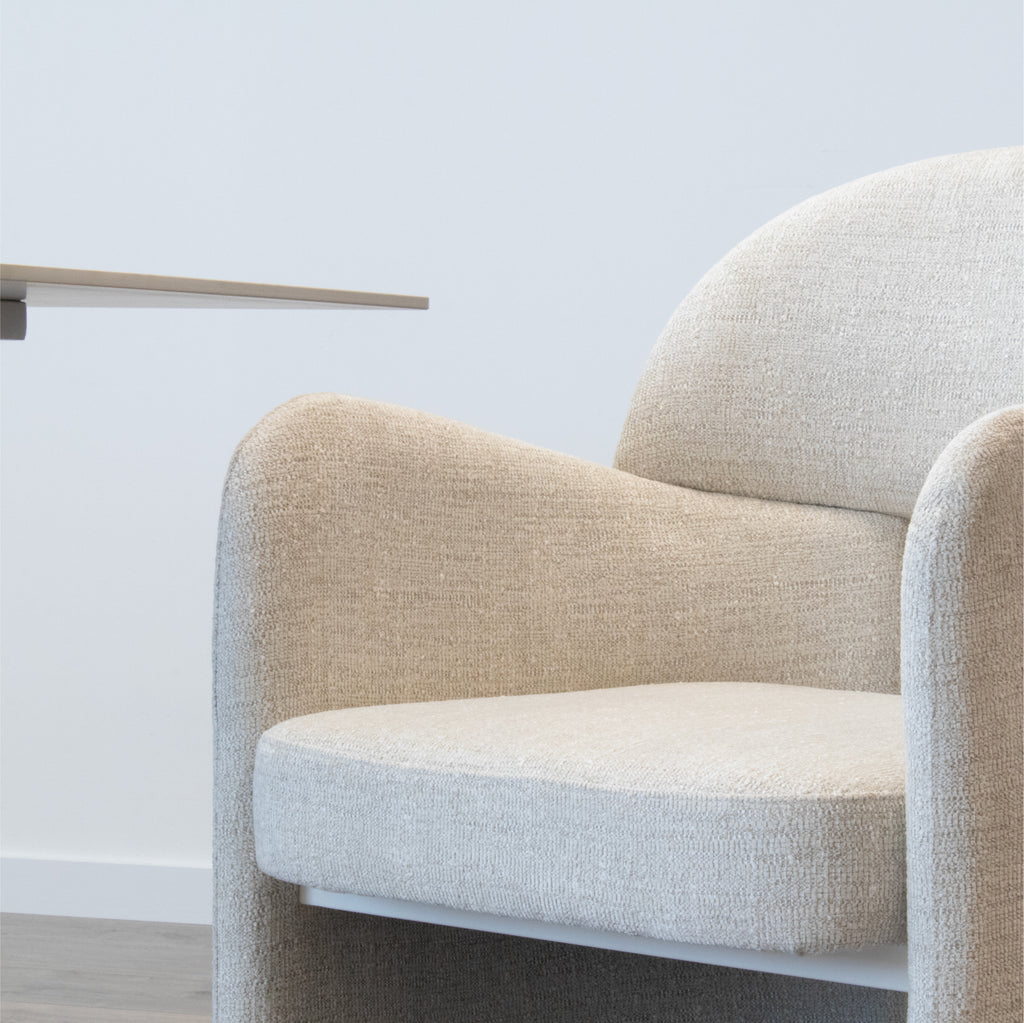 FRANCIS - Conjunto de 2 sillas de comedor tapizadas en tejido gris claro con reposabrazos y estructura metálica