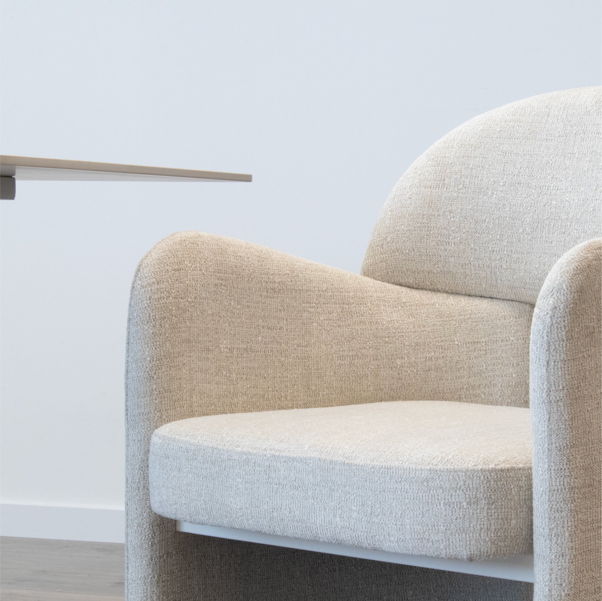 FRANCIS - Conjunto de 2 sillas de comedor tapizadas en tejido gris claro con reposabrazos y estructura metálica