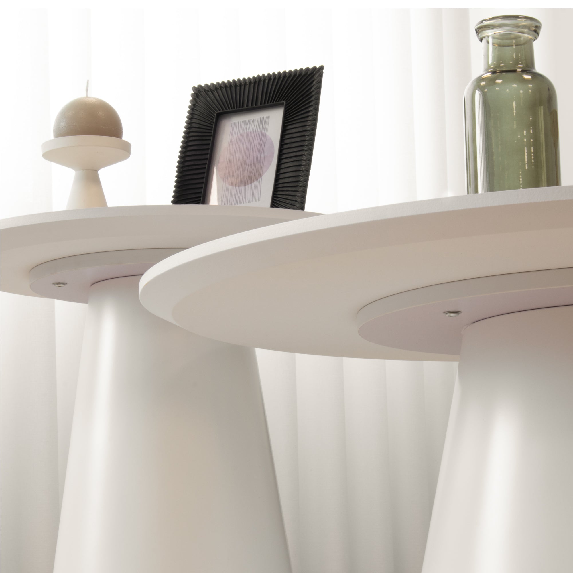 SYLVIA | Conjunto de 2 mesas de café/centro com tampo em melamina de 25 mm efeito mármore e estrutura em MDF branca Ø 90 e Ø 50 cm