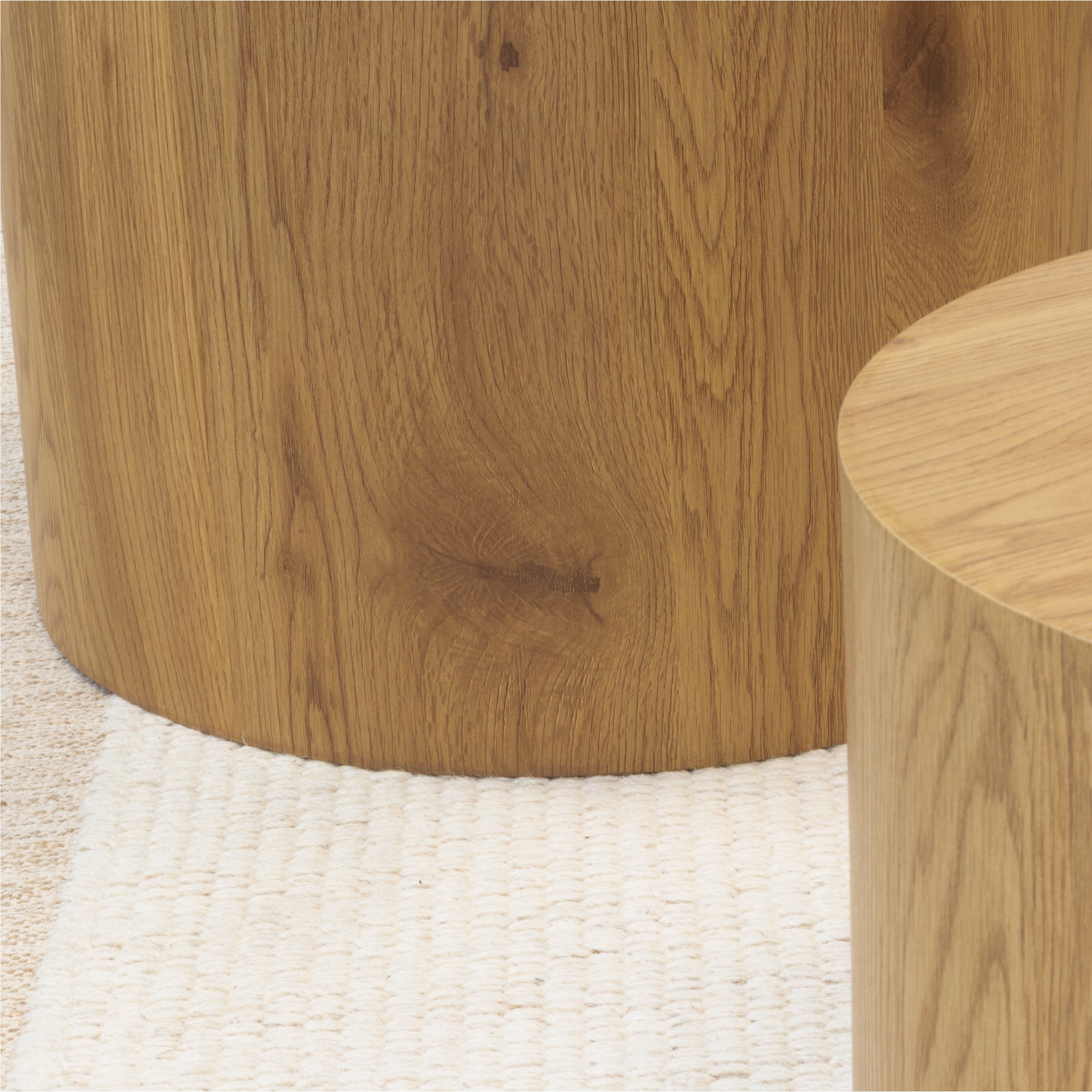 YANKA - Set di 2 tavolini da caffè in MDF con finitura effetto legno - Ø 49 e Ø 38 cm