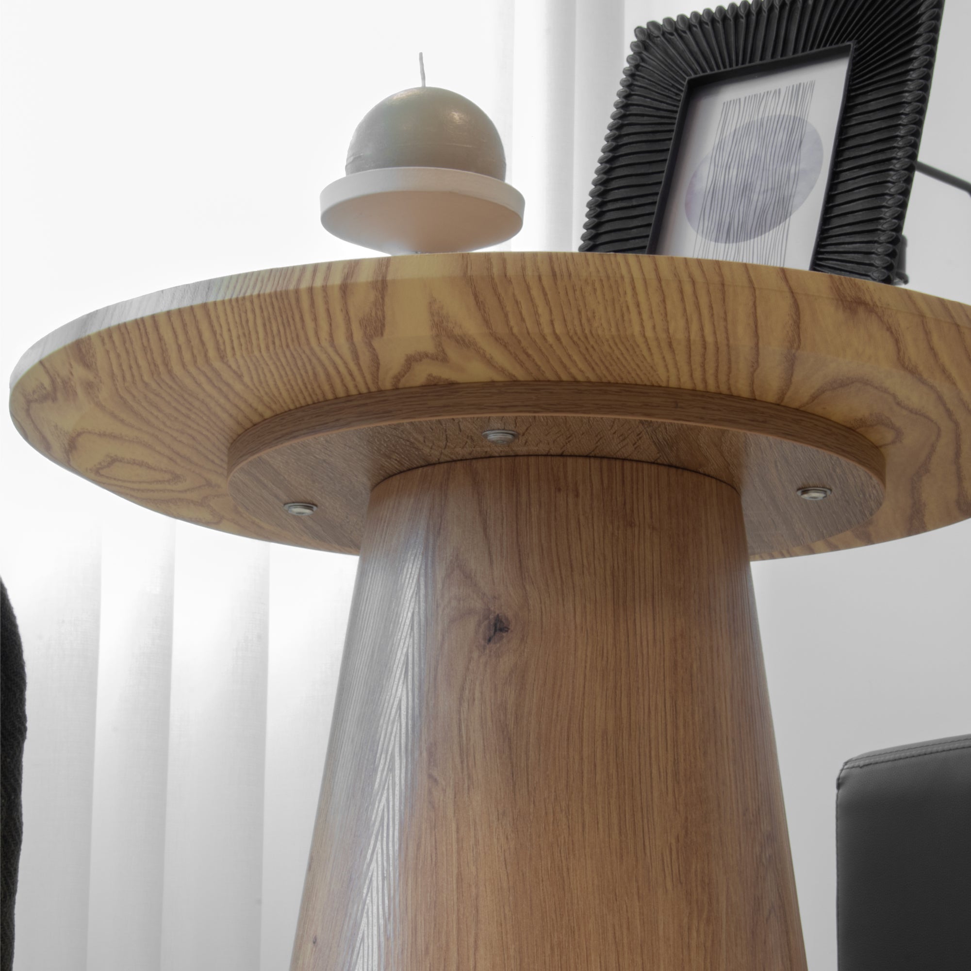 SYLVIA - Mesa auxiliar con tablero de melamina de 25 mm y estructura de MDF con efecto madera (Ø 50 x 50 cm)