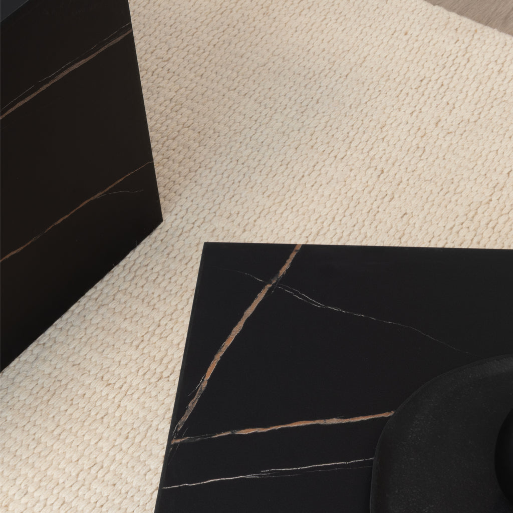 TANEDA - Conjunto de 2 mesas de centro quadradas em MDF preto com veios decorativos – 60 e 51 cm