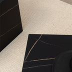 TANEDA - Conjunto de 2 mesas de centro quadradas em MDF preto com veios decorativos – 60 e 51 cm