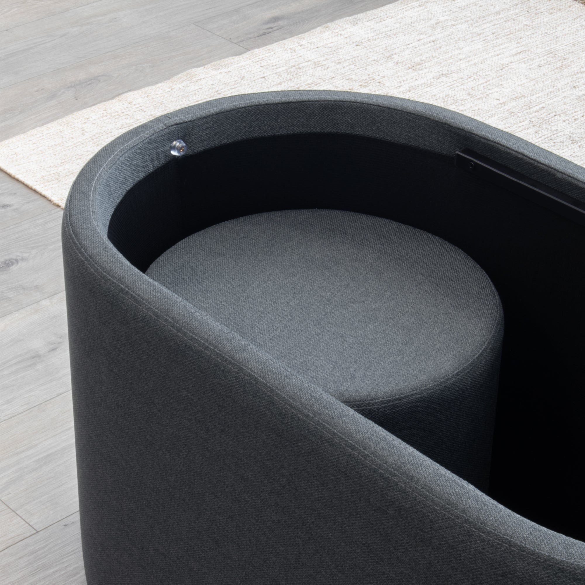 GIGLIO - Mesa de centro con 2 asientos encajables, tablero efecto madera negra y revestimiento en tejido gris oscuro (87x47x45 cm)