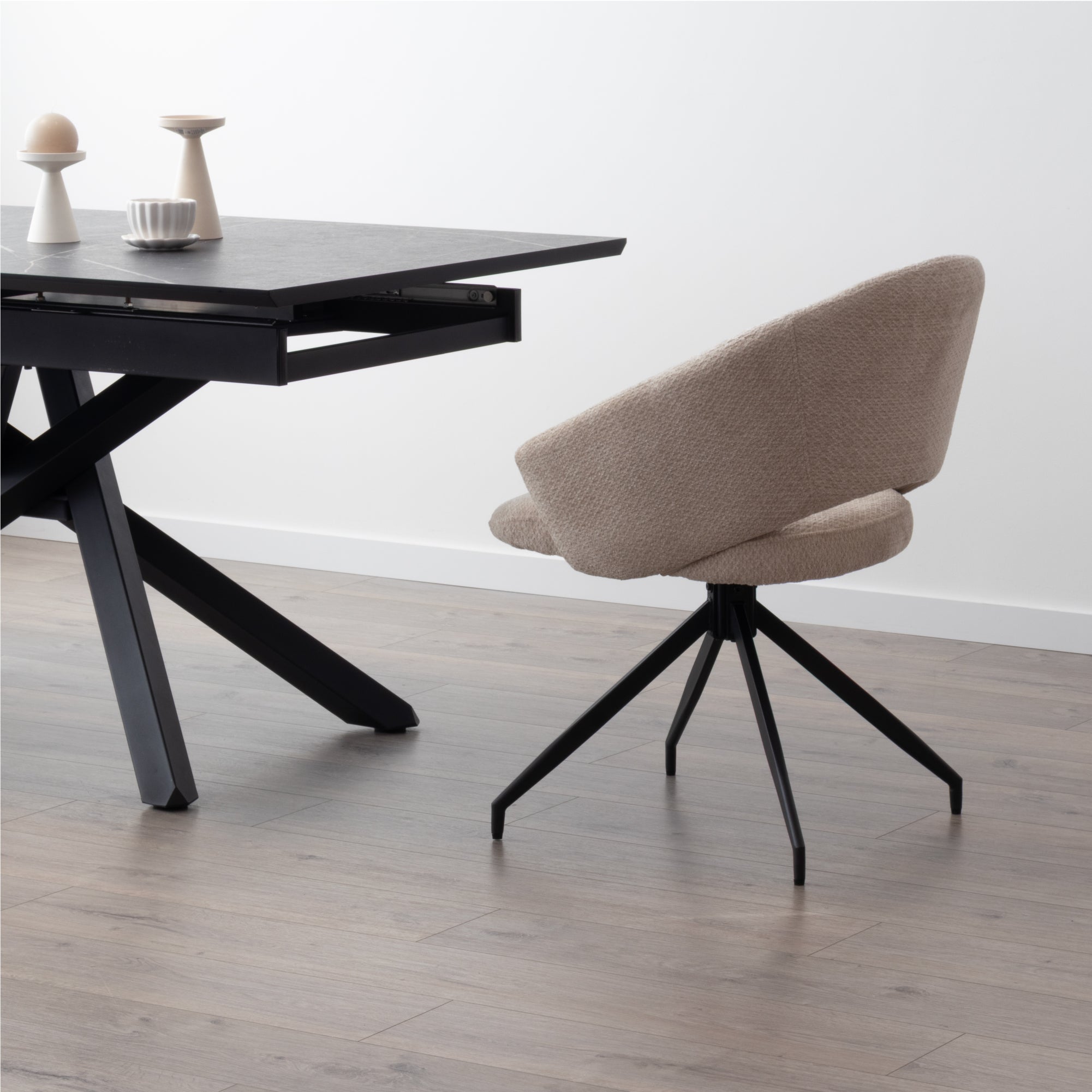 JANE - Conjunto de 2 sillas de comedor tapizadas y giratorias 360°, en tejido beige con estructura de metal negro