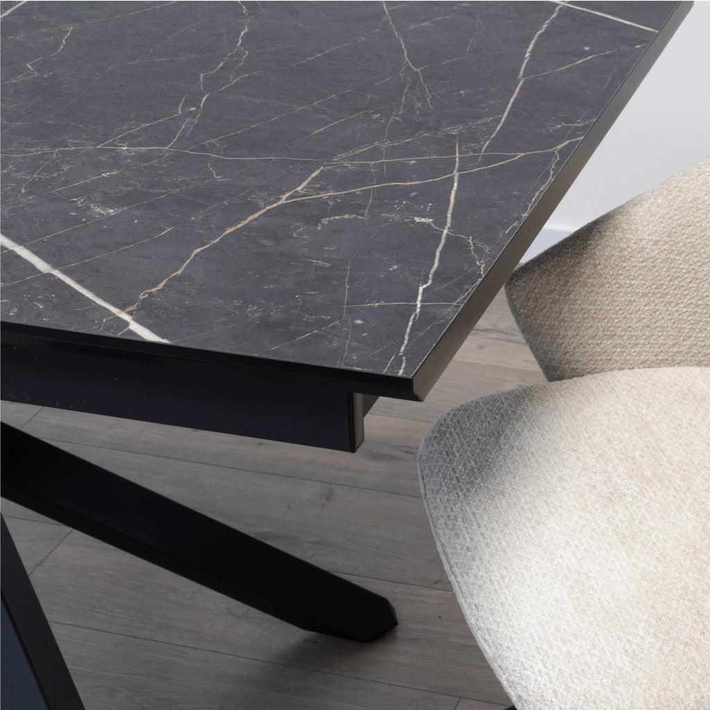TAYLOR - Mesa de comedor/cocina extensible con tablero de 2,5 cm en melamina con efecto mármol y estructura de metal negro