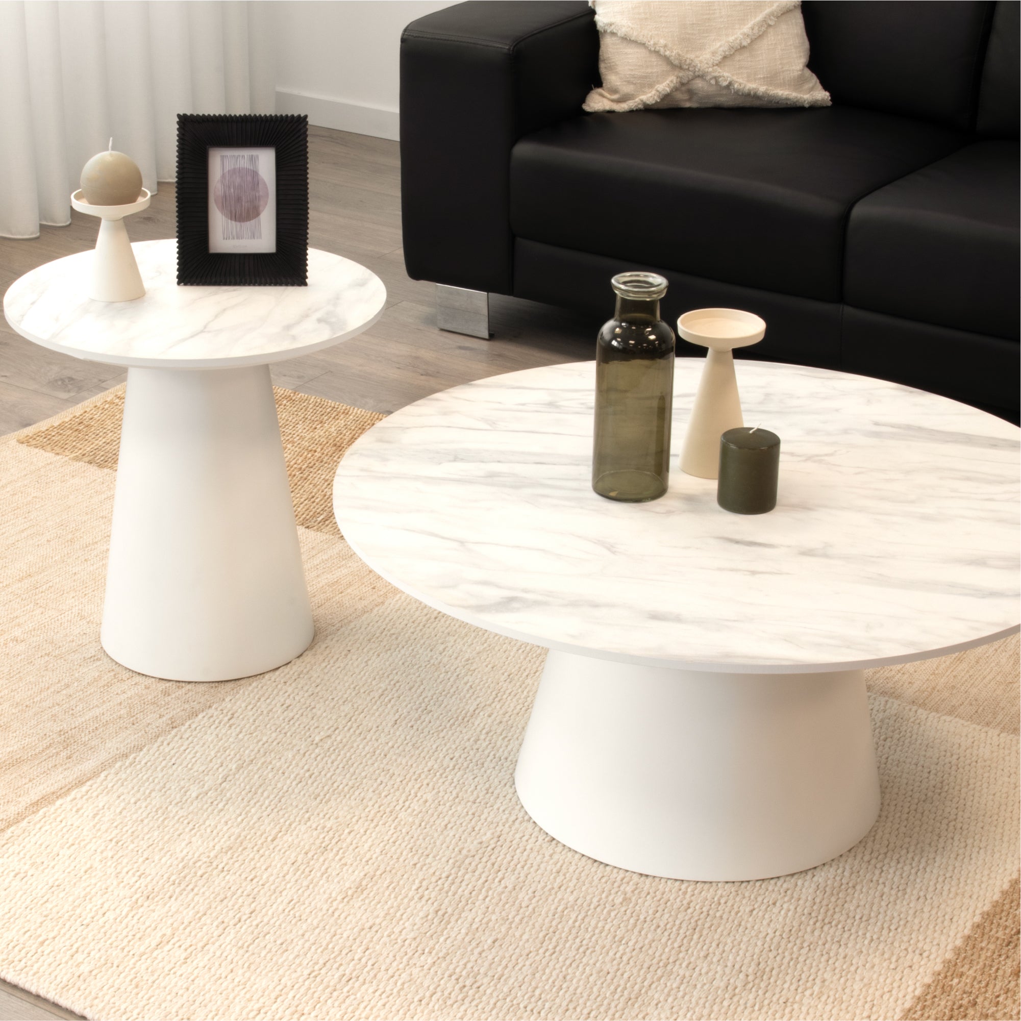 SYLVIA | Conjunto de 2 mesas de café/centro com tampo em melamina de 25 mm efeito mármore e estrutura em MDF branca Ø 90 e Ø 50 cm